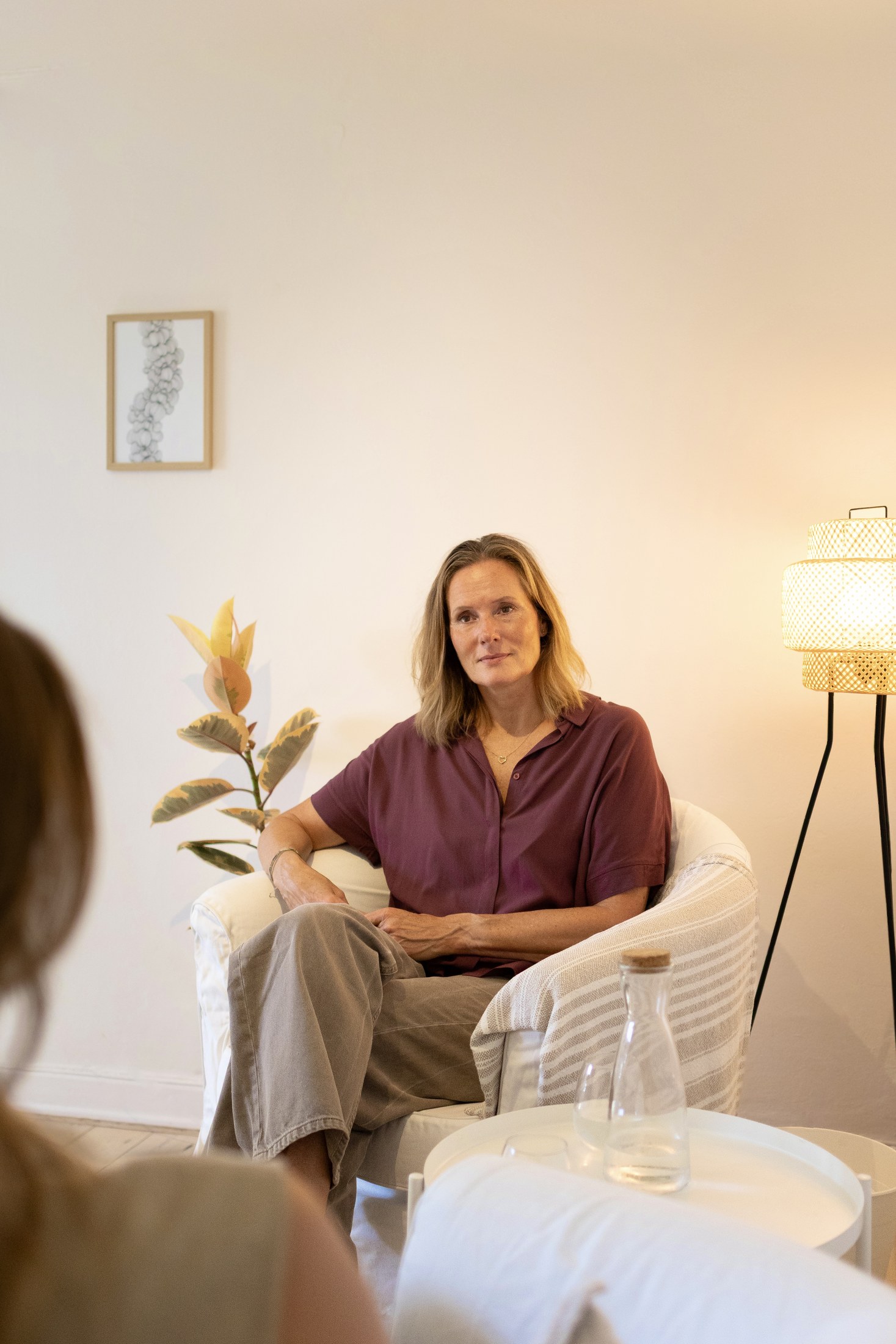 Mette Thaisen i samtale med en klient