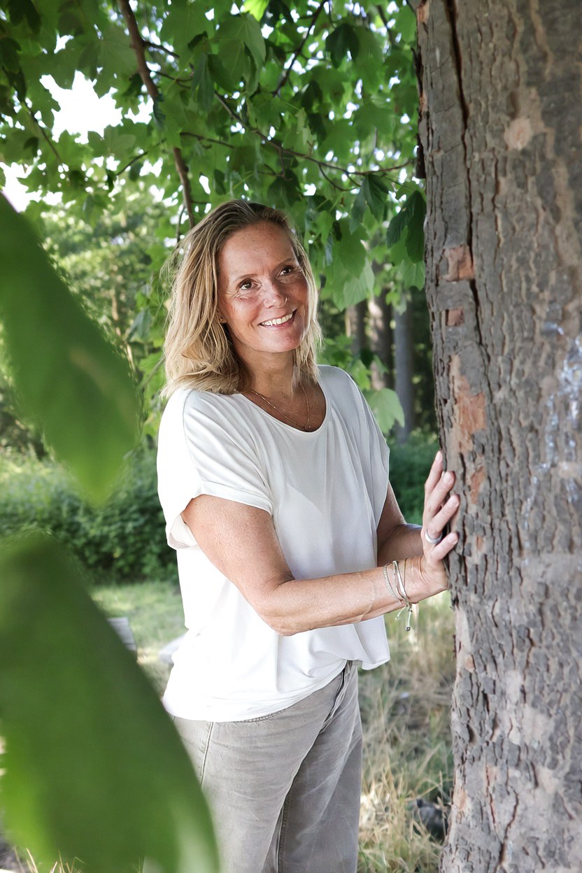 Mette Thaisen ved et træ